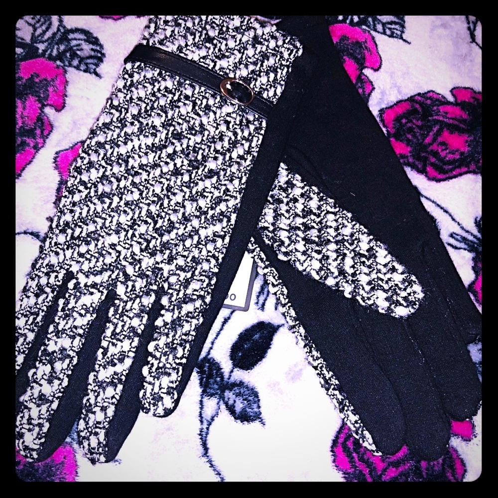 NWT. BCBG women’s gloves size L/XL